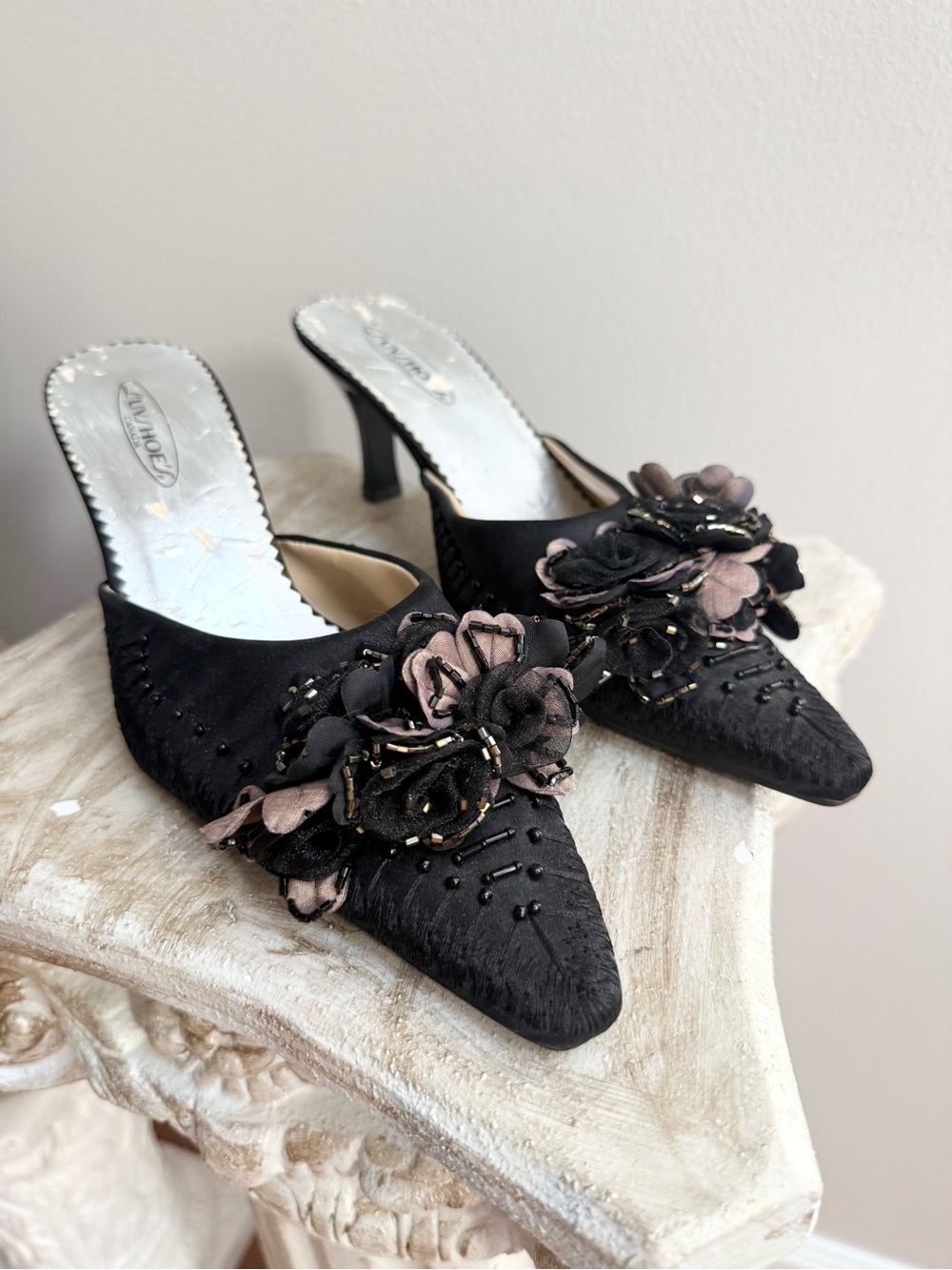 Luvshoes Floral Rosette Appliqué Pointed-Toe Heeled Mules